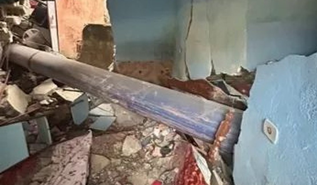 Mulher morre esmagada dentro de casa por cano que caiu de caminhão