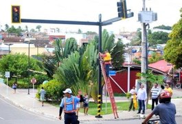 Novo semáforo já disciplina trânsito no Parque Ceci Cunha