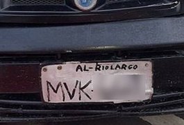 Motorista é flagrado com placa escrita à mão durante blitz, em Maceió