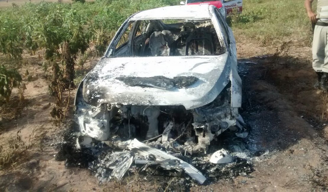 Veículo roubado em Craíbas é encontrado carbonizado em São Sebastião
