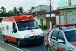 Bandidos derrubam mulheres de moto e roubam pertences no Bosque das Arapiracas
