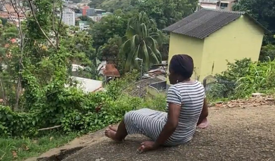 Falta de acessibilidade faz idosa ter de se arrastar para sair de casa no Espírito Santo