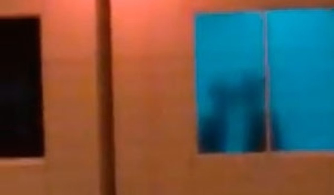 Imagens mostram casal trocando carícias dentro de sala de unidade de saúde em Maceió