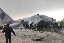Avião da Força Aérea da Bolívia com carga de dinheiro sai da pista, invade avenida e deixa 15 mortos