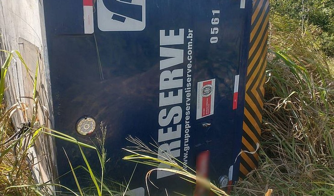 Carro-forte capota e deixa quatro pessoas feridas em Jequiá da Praia