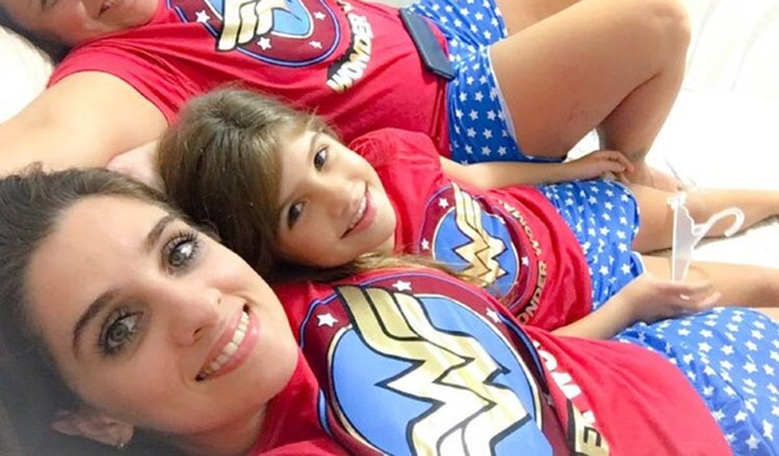 Casal de mulheres celebra Dia das Mães com filha de 8 anos