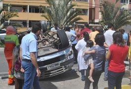 Capotamento deixa um ferido e trânsito caótico em avenida de Maceió