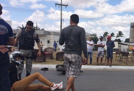 Jovem colide motocicleta em automóvel e fica ferido na AL 220, em Arapiraca