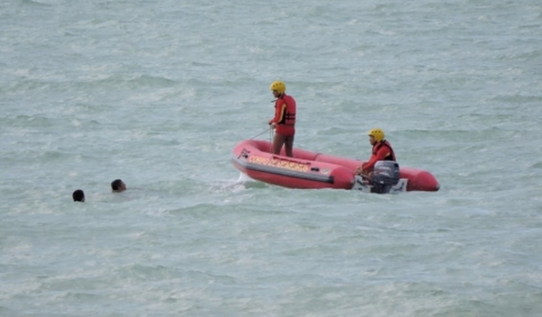 Bombeiros realizam busca por jovem desaparecido na praia de Ponta verde