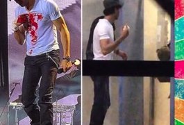 Enrique Iglesias corta os dedos em show e fica ensanguentado