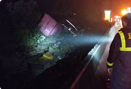 Carreta container tomba sobre van e mata nove pessoas de equipe de remo no Paraná