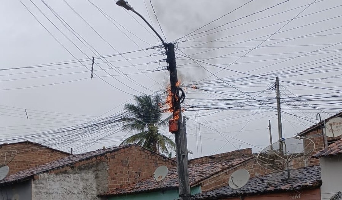 Fiação de poste pega fogo e assusta moradores no bairro Primavera