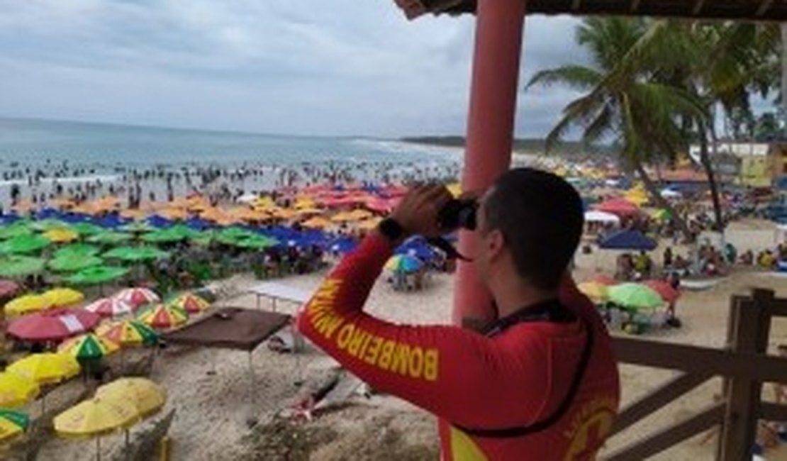 Três turistas de Pernambuco se afogam na Praia do Francês; um segue desaparecido
