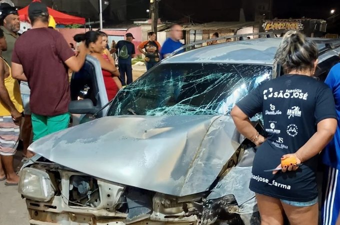 Carro colide contra parede de mercadinho e motorista fica preso às ferragens em Rio Largo