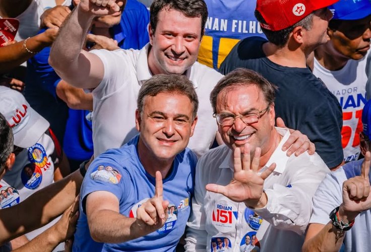 Ao lado de Renan e Yale, Daniel Barbosa é recebido por milhares de pessoas em Arapiraca