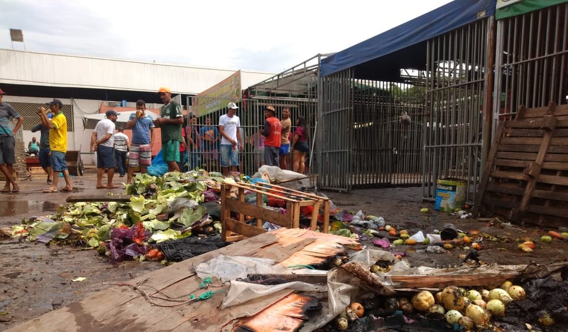 Vídeo. Barraca pega fogo e uma pessoa fica ferida no Mercado Público de Arapiraca