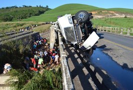 Acidente com carreta na BR 101 deixa motorista preso às ferragens