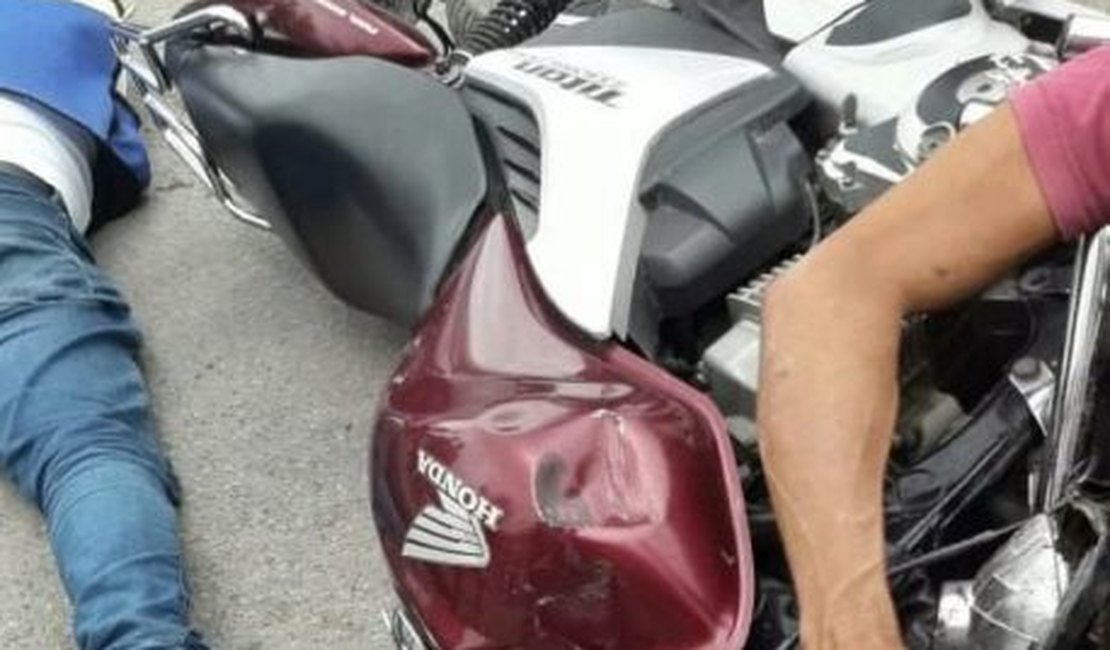 Dois motociclistas ficam feridos após colisão em Boca da Mata