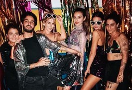 Bruna Marquezine brilha em festa disco com mini look