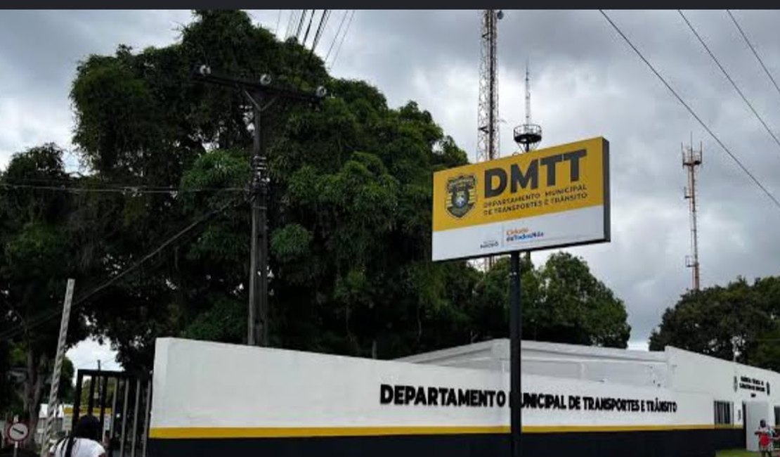 Agentes do DMTT realizam escolta e ajudam mulher em trabalho de parto a chegar ao hospital