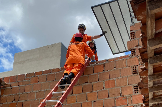 Corpo de Bombeiros resgata trabalhador preso em telhado de estabelecimento comercial em Arapiraca