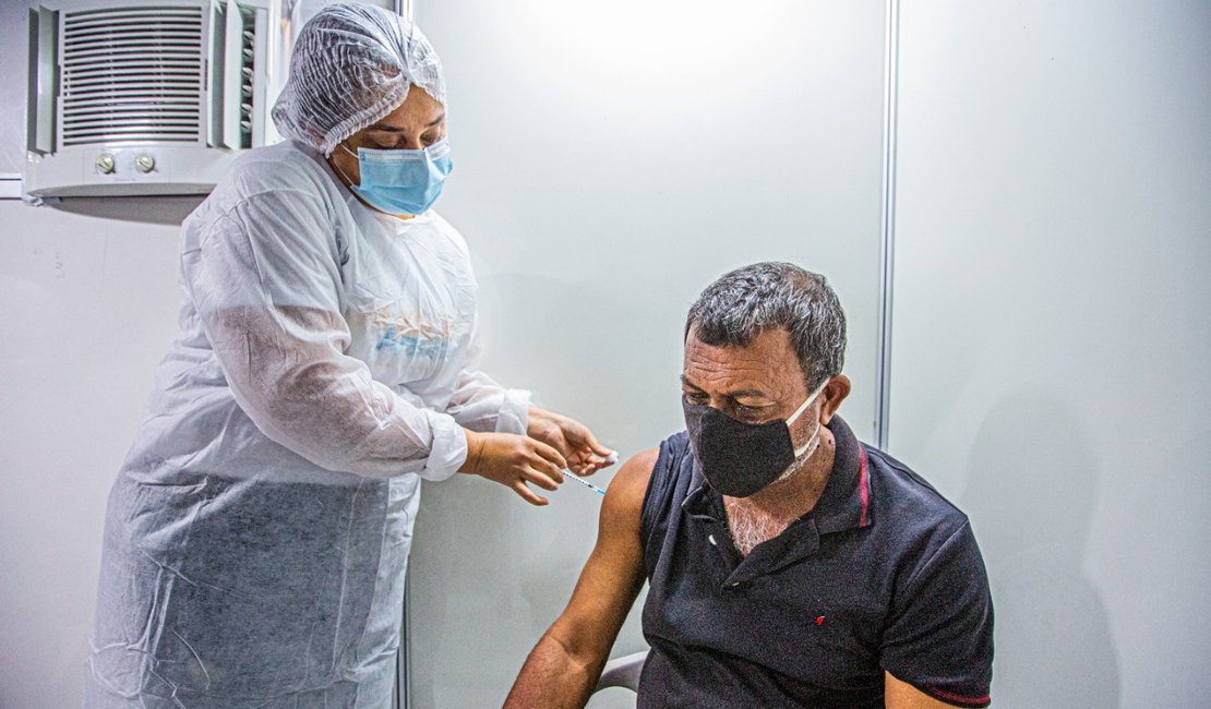 Mais de 50% da população de Arapiraca já recebeu pelo menos uma dose da vacina contra a Covid-19