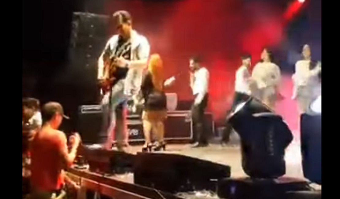 VÍDEO. Ximbinha chuta o celular de fã durante show