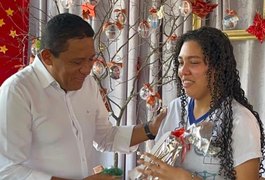 Estudante é premiada como melhor aluna da Escola Estadual Monsenhor Ribeiro Vieira