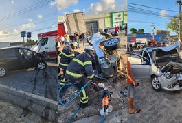 Colisão entre três carros deixa diversos feridos e presos às ferragens, em Maceió