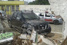 Homens colidem camioneta roubada no muro do Premem