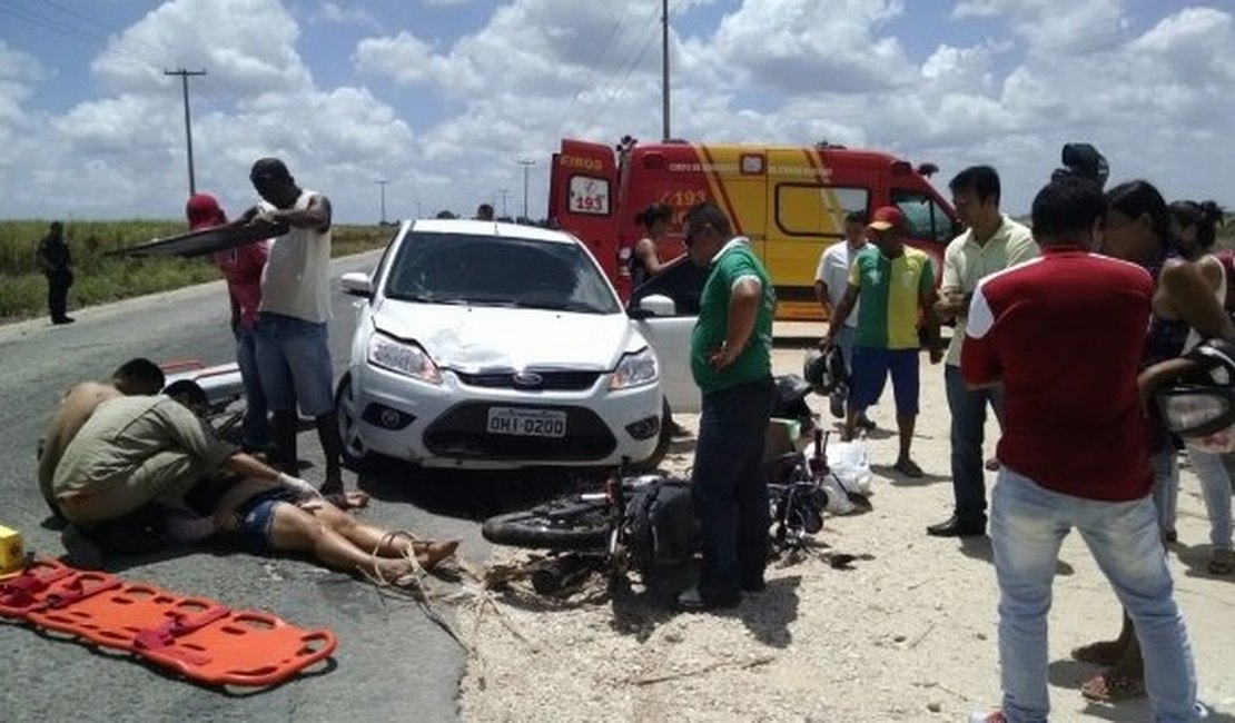 Acidente deixa casal gravemente ferido em Penedo
