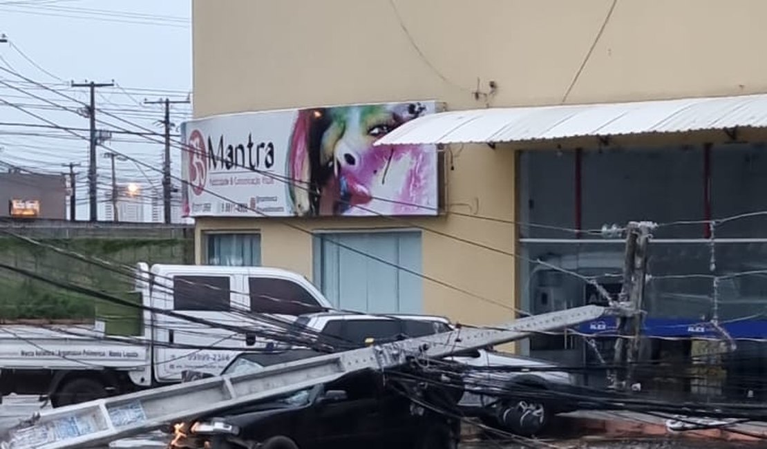 Carro fica destruído após condutor bater em poste de energia elétrica em Maceió