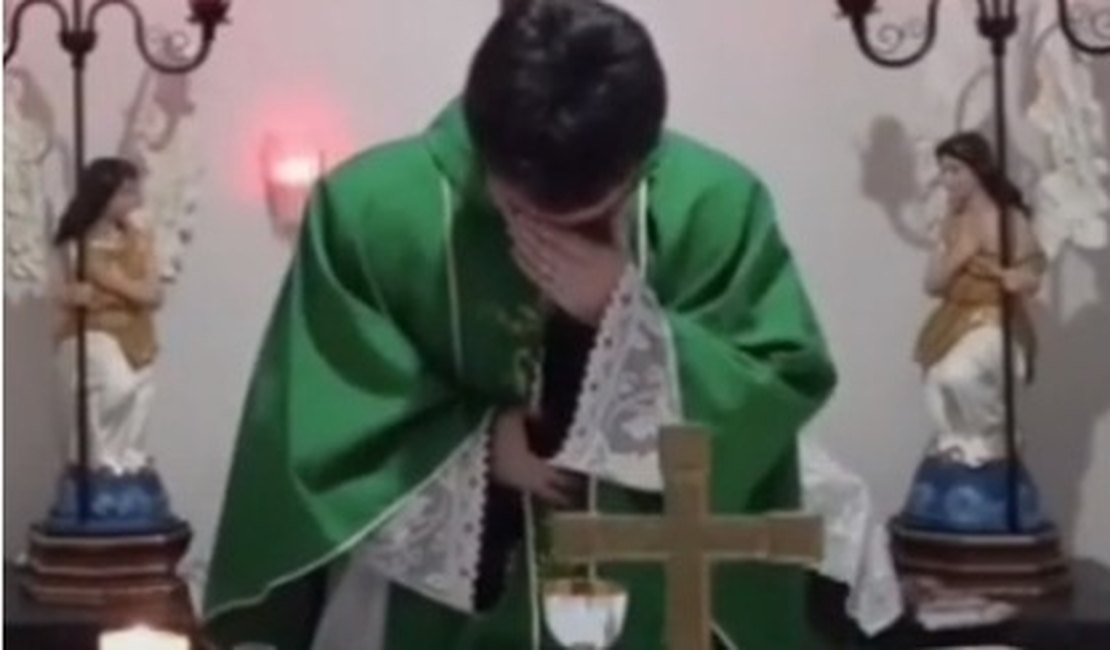 Padre tem crise de riso durante celebração de missa e vídeo viraliza