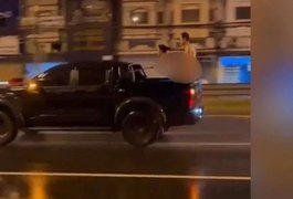 Homem é preso por fazer sexo em caminhonete em movimento