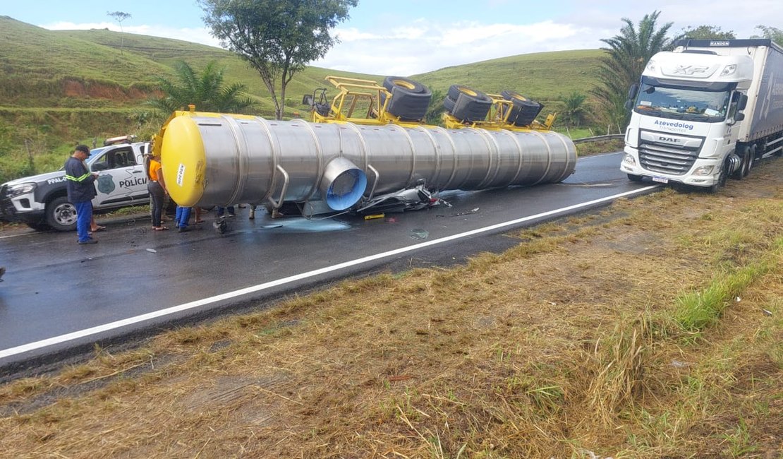 Flexeiras: Acidente envolvendo carreta-tanque e carro deixa motorista morta e feridos na BR-101