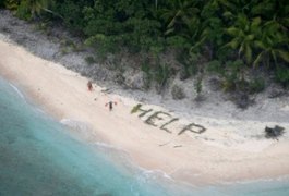 Náufragos são resgatados após pedir 'socorro' por escrito na areia de praia