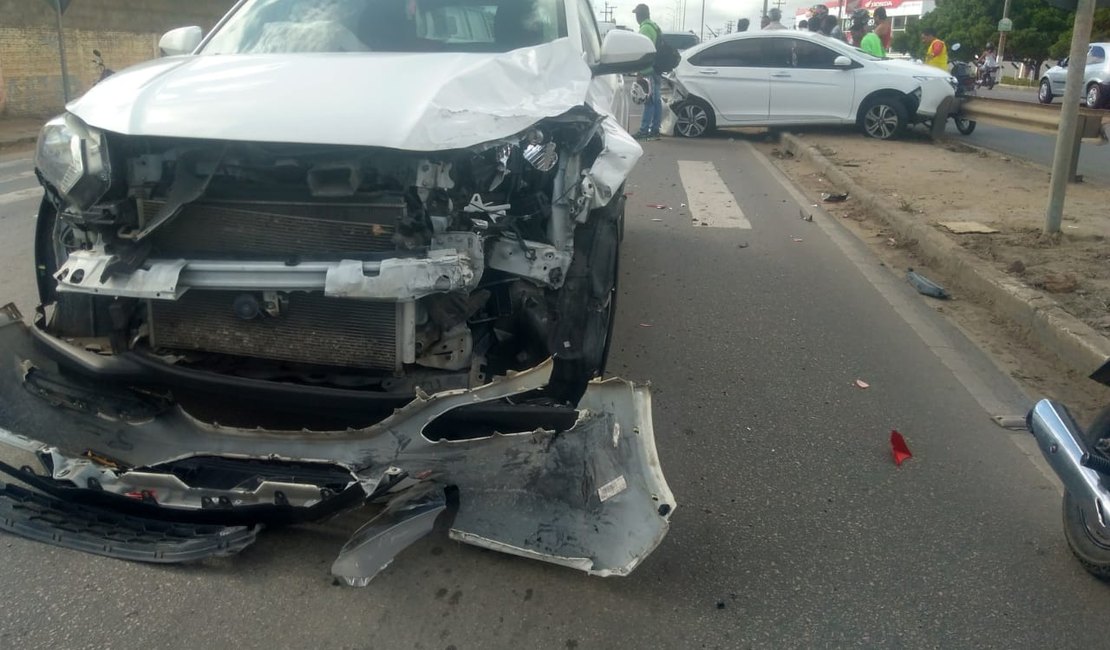 Colisão entre automóveis deixa mulher ferida em Arapiraca