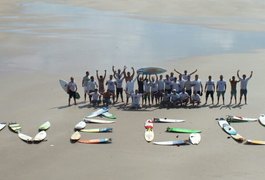 Surfistas e amigos prestam homenagem a cabo da PM assassinado em Maceió