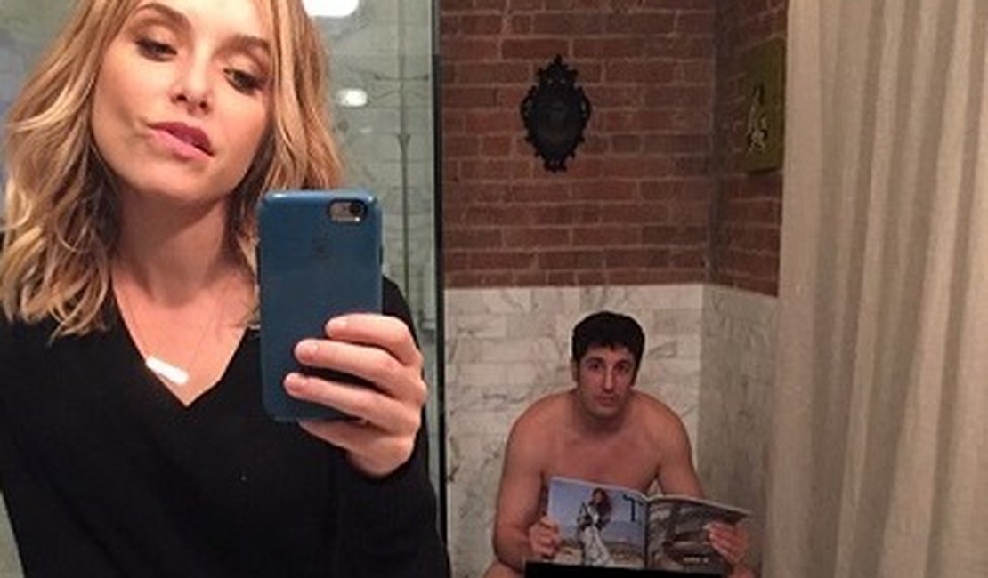 Ator de ''American Pie'' tem foto divulgada pela esposa sentado em vaso sanitário