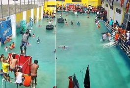 Presos transformam pátio de presídio em piscina