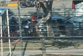 Carreta avança sinal vermelho e provoca engavetamento com carro cheio de crianças na Avenida Fernandes Lima, em Maceió