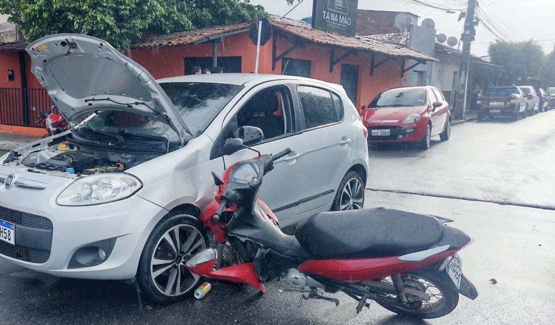 Colisão entre carro e moto deixa motociclista ferido em Arapiraca