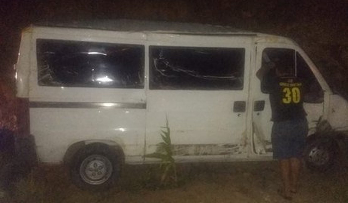 Motorista e passageiro de van ficam feridos em acidente na AL 220, entre Arapiraca e Limoeiro