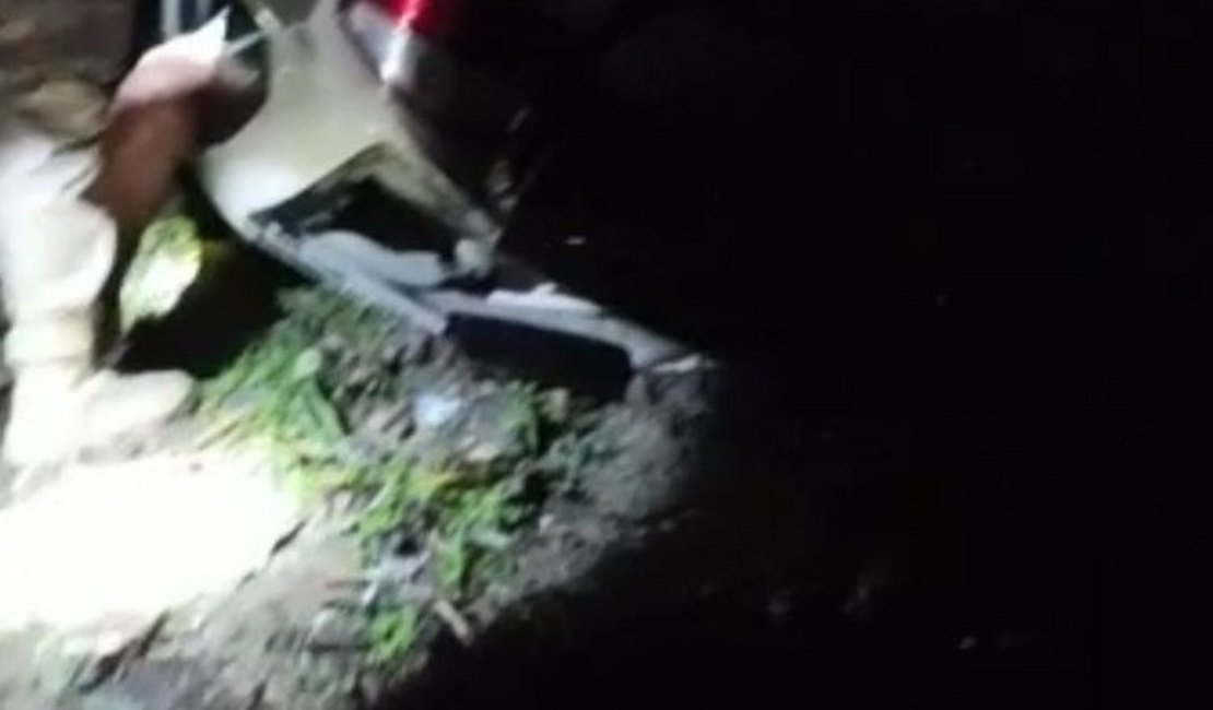 Pai morre em capotamento de carro e filhos de 7 e 14 anos ficam feridos em Pilar