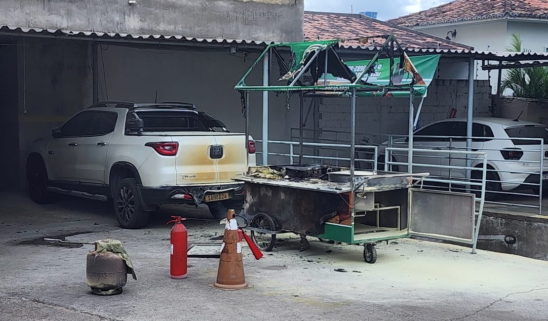 Carrinho de milho pega fogo dentro de estacionamento no Centro de Arapiraca e assusta comerciantes e clientes