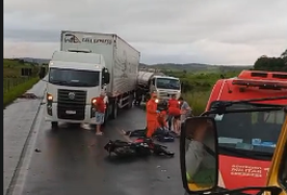 Condutor fica ferido em colisão entre caminhão, moto e cavalo na BR-104, em Murici