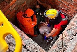 Idoso de 71 anos é resgatado ferido após escorregar no quintal de casa e cair em fossa, em Arapiraca