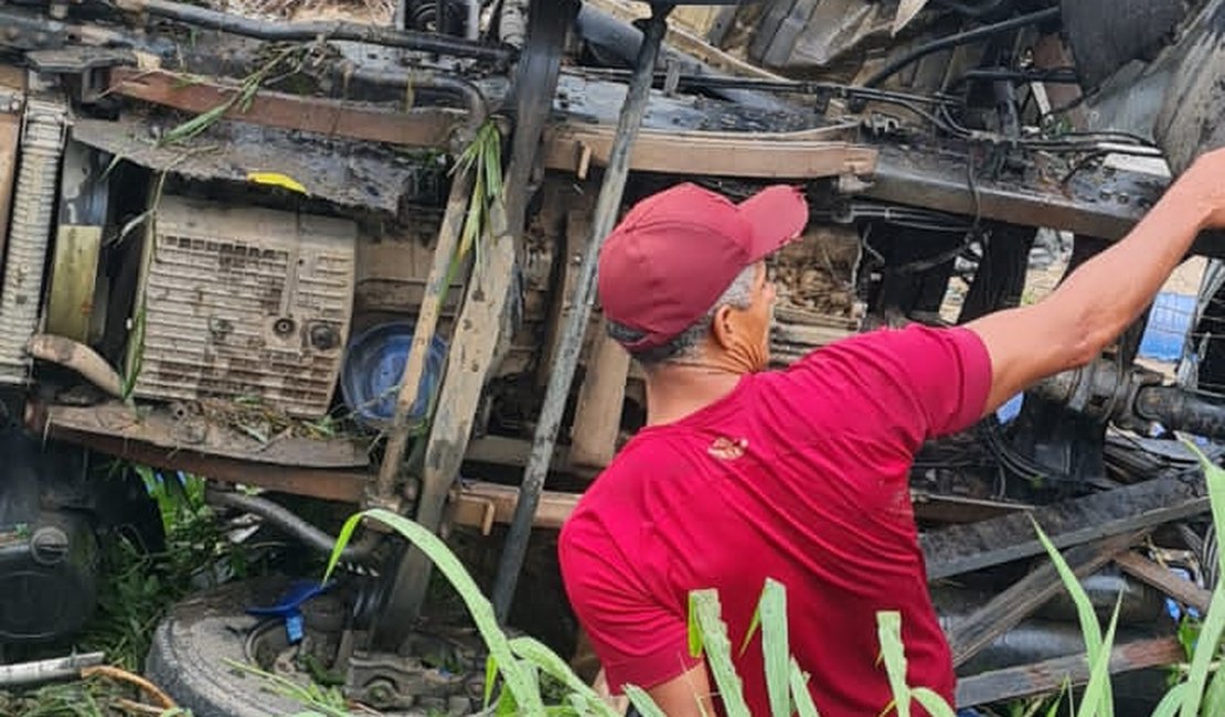 Caminhão cai de ponte e motorista tem perna decepada em Atalaia