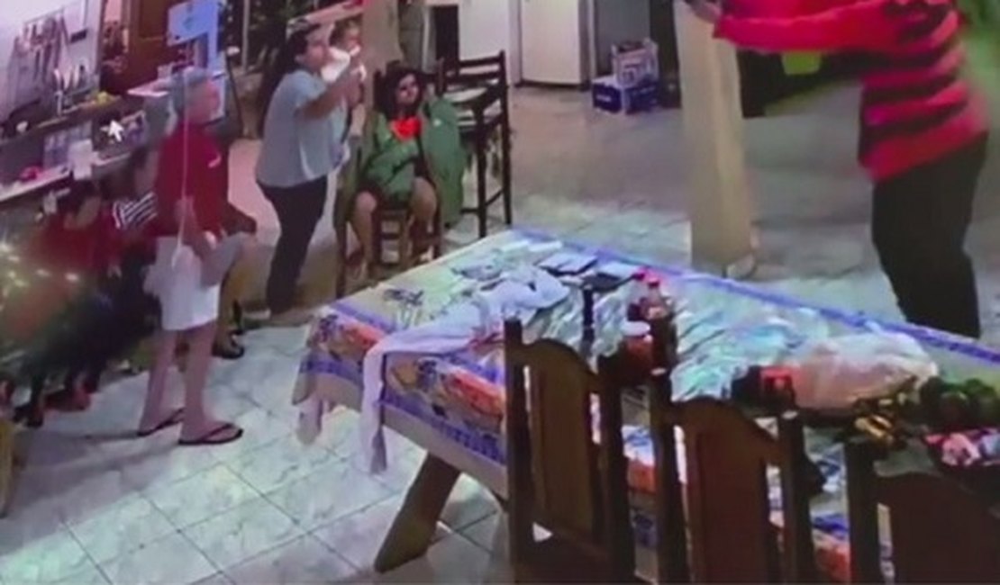 VÍDEO. Homem tenta defender família durante assalto, joga cadeira em bandido e acaba morto