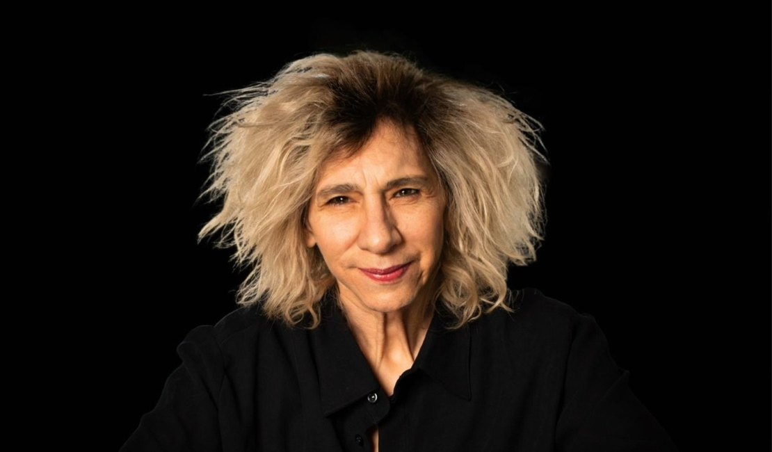 Denise Stoklos apresenta a leitura de um fax para Colombo